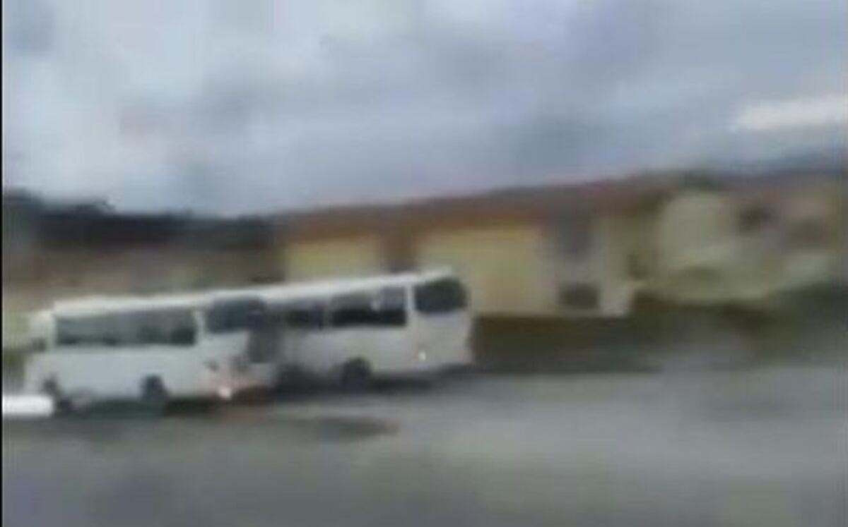 ¡Ay, Dios mío! Pillan a buses en regatas en plena barriada. ¡Asesinos latentes!