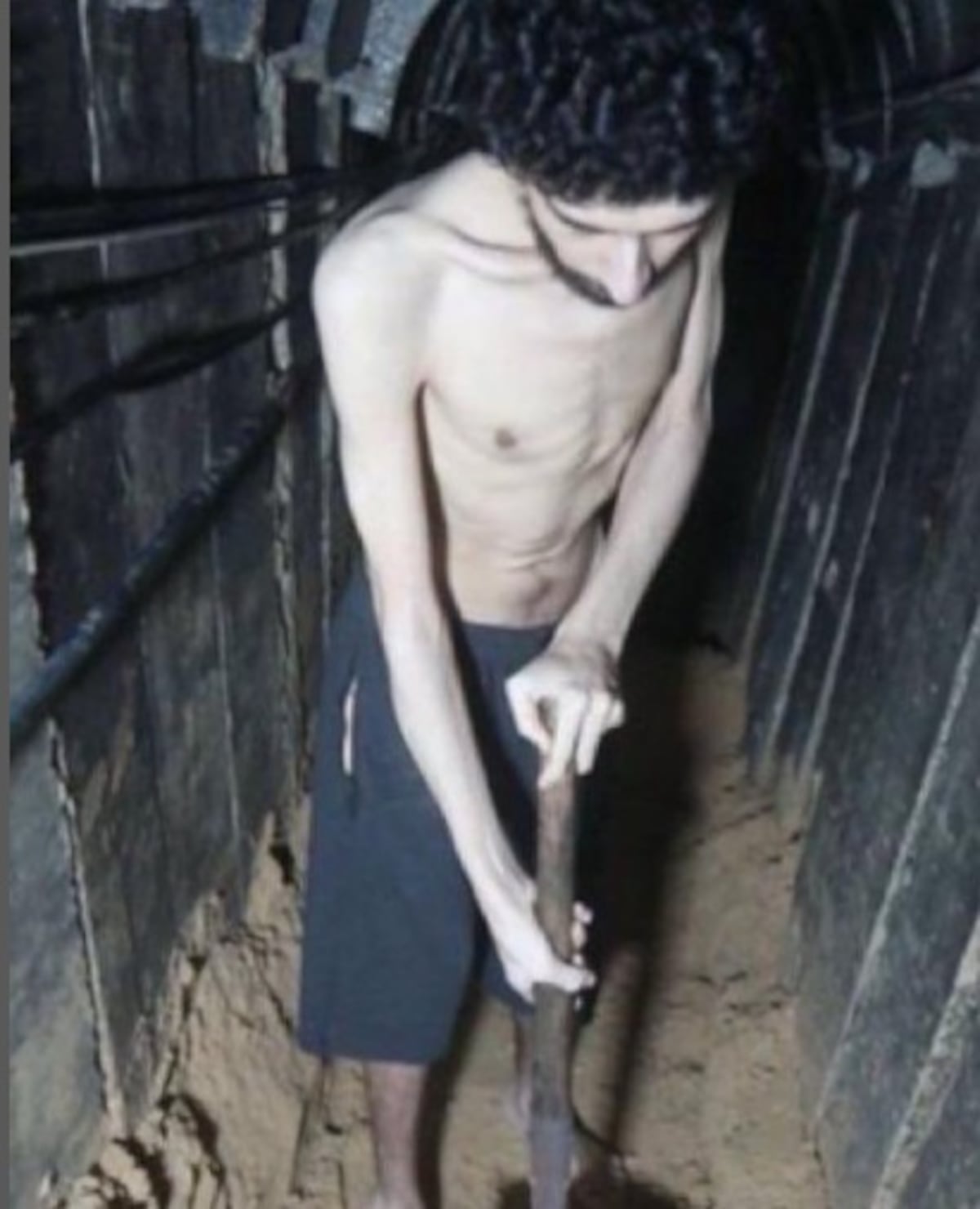 ¡Atroz! Rehén israelí cava su propia tumba en túnel de Gaza: ‘El tiempo se agota’; Israel envía alimentos desde el cielo