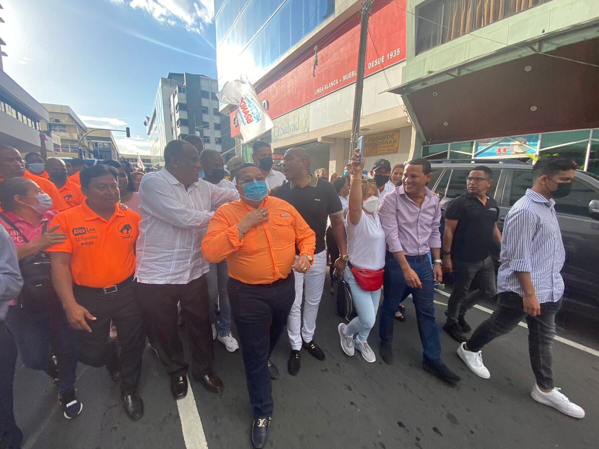 ‘La comparsa de Alex Lee con tremenda salsa viene’. Así fue su  postulación. Video