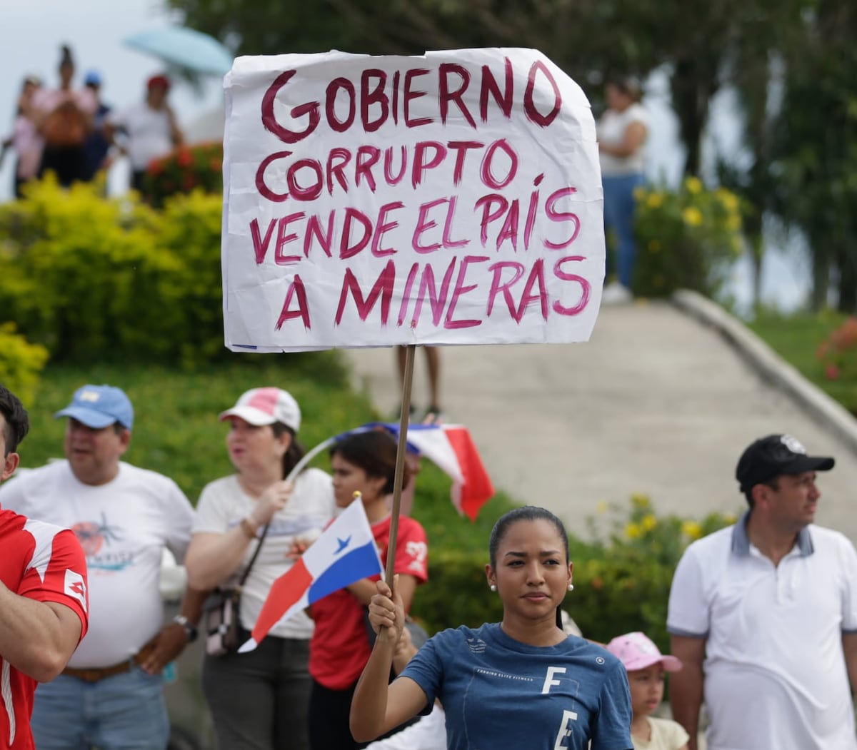 ‘Abajo el contrato minero’ piden los ciudadanos en una protesta en la cinta costera 