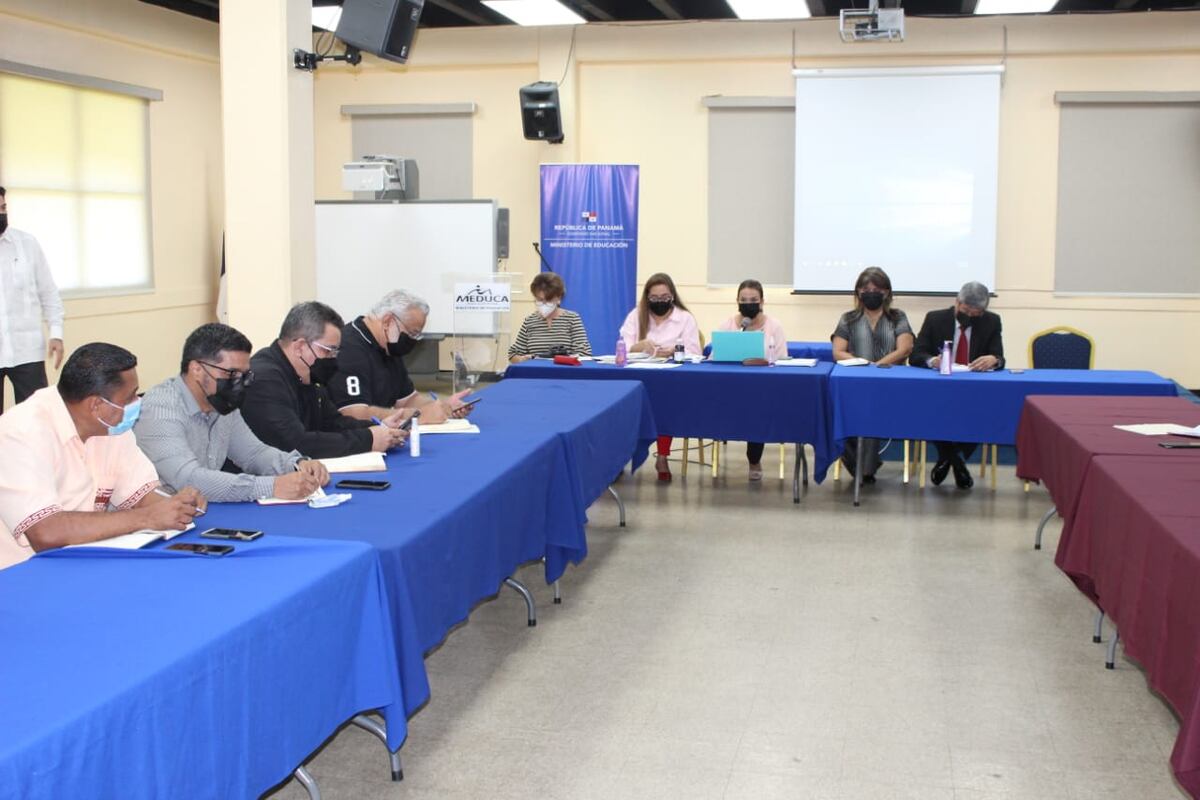 Meduca y dirigencia magisterial revisan el calendario escolar 2022 