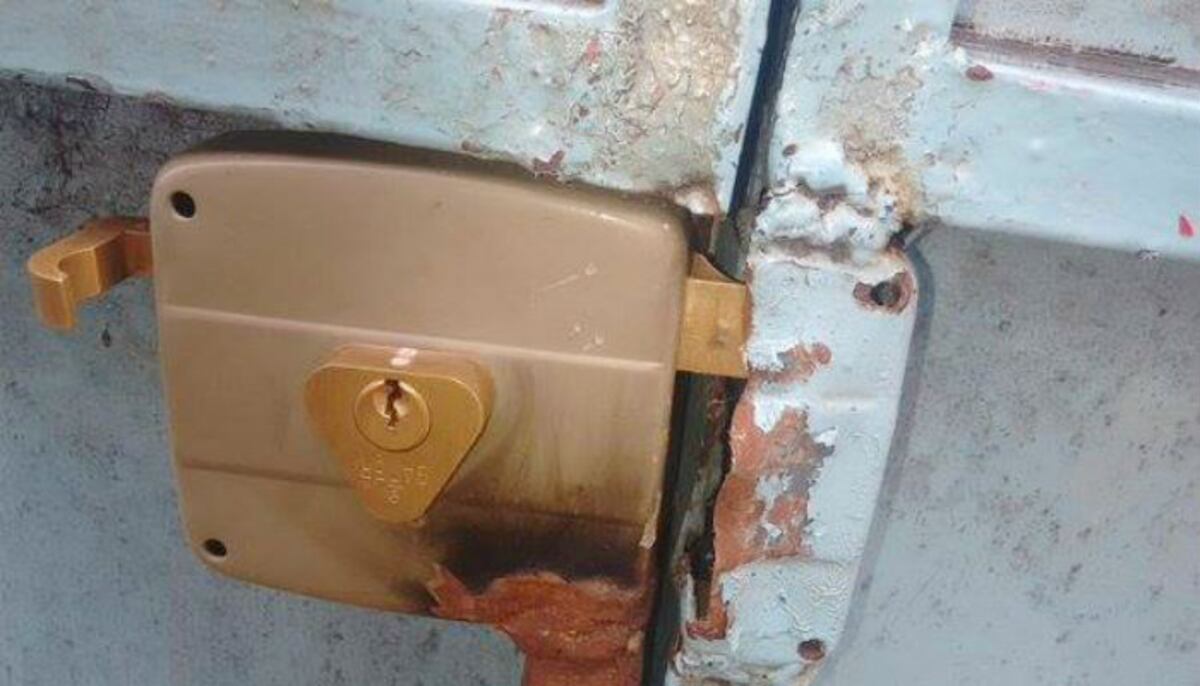 Aprovechó que la cerradura estaba dañada para violar a la menor pero...