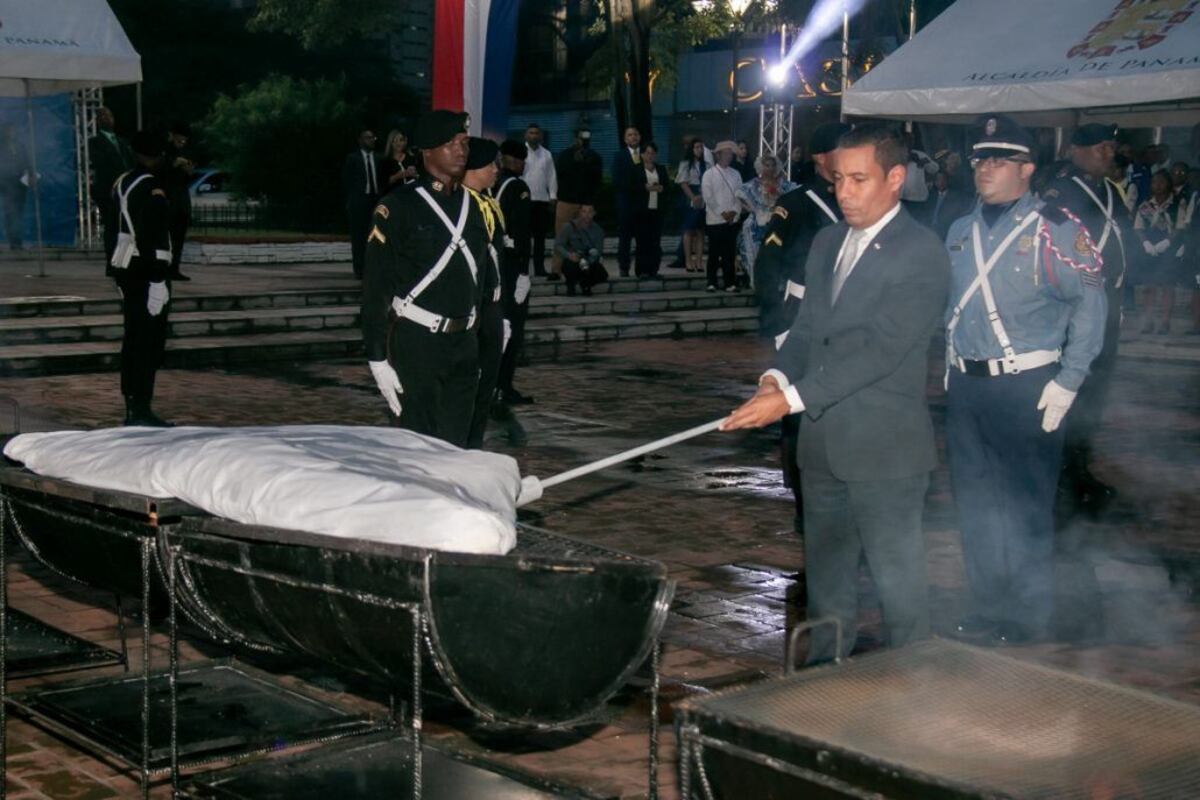 Gobernación de Panamá realiza solemne acto de cremación de banderas