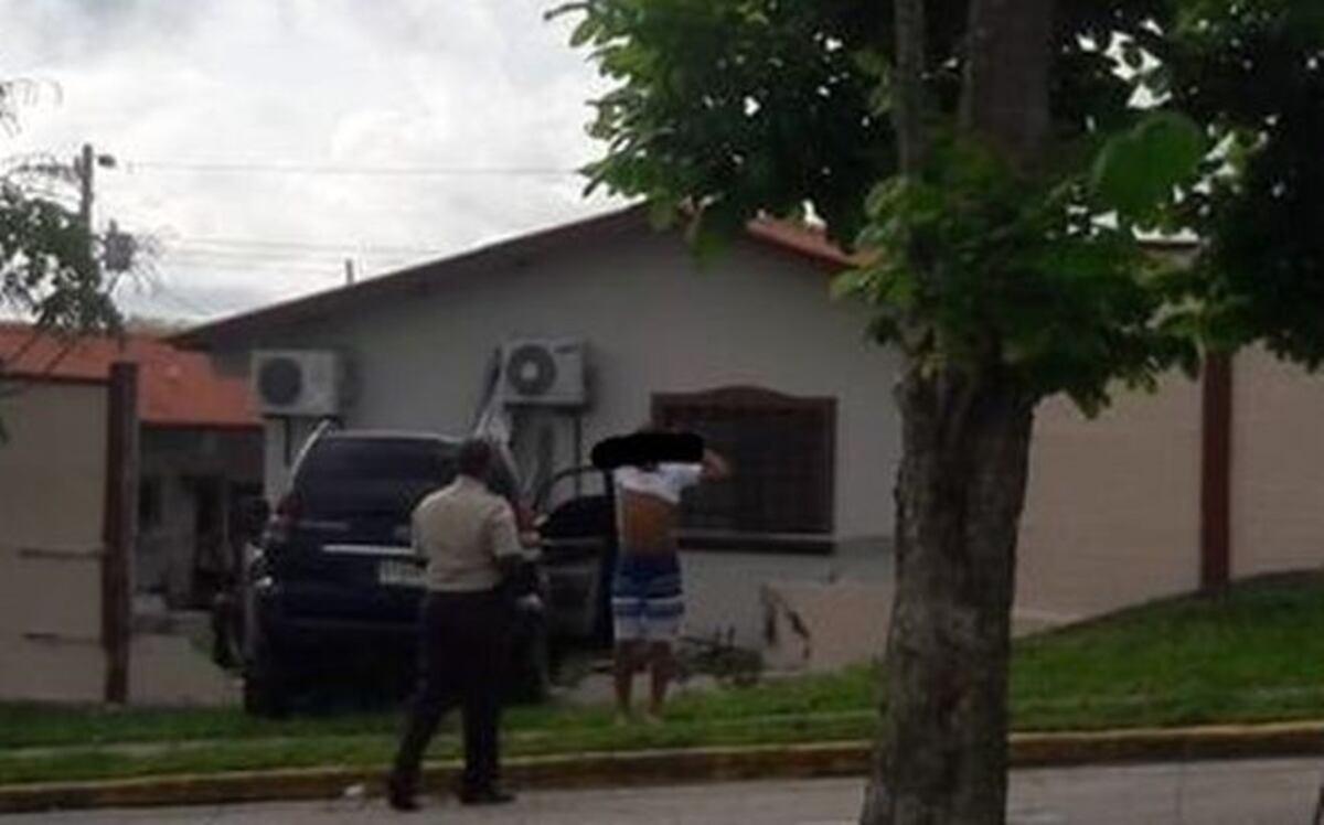 Tras persecución, auto queda dentro de una residencia | Video