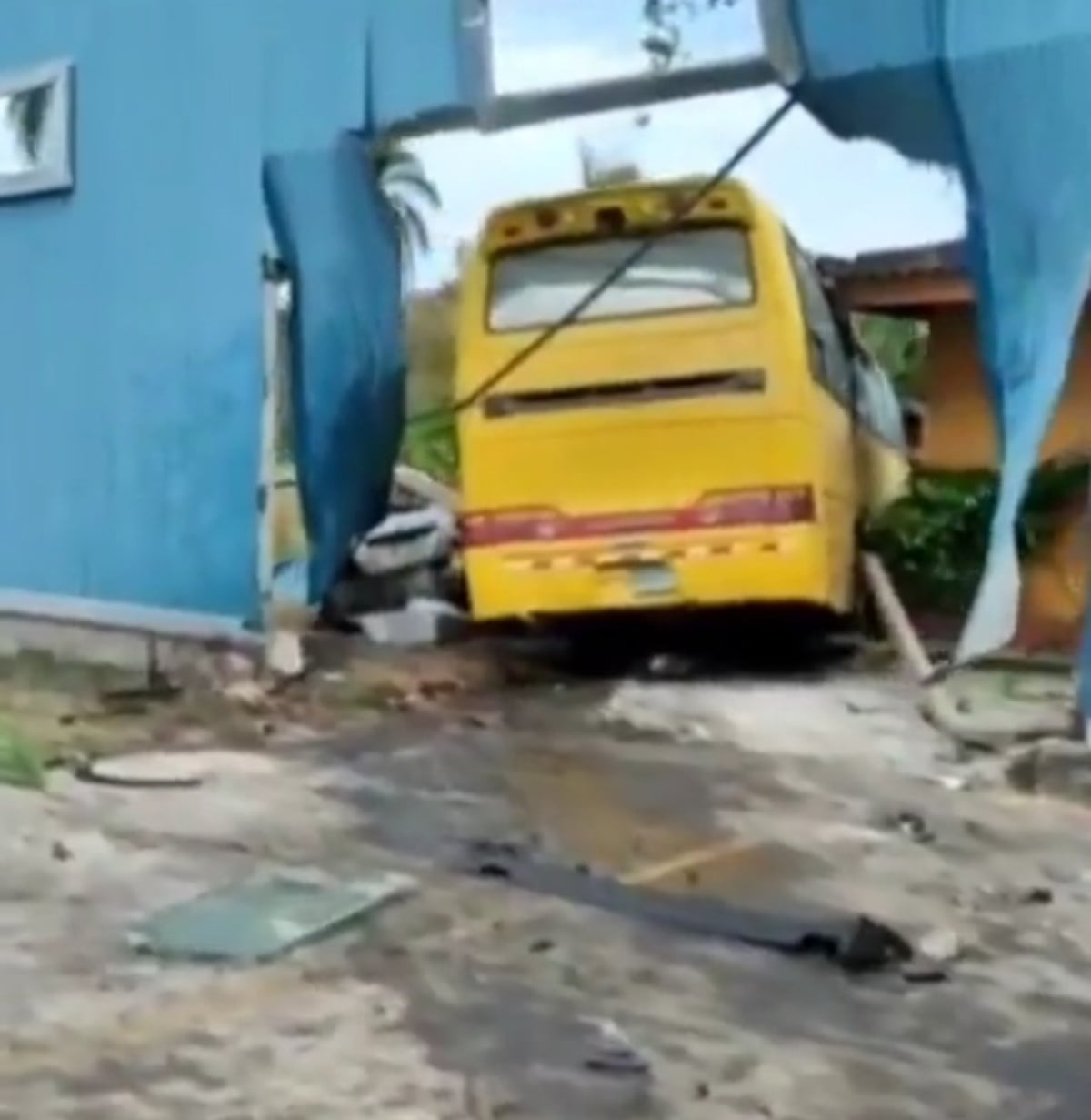 Un muerto, una docena de heridos y varios automóviles colisionados deja accidente en Santa Clara