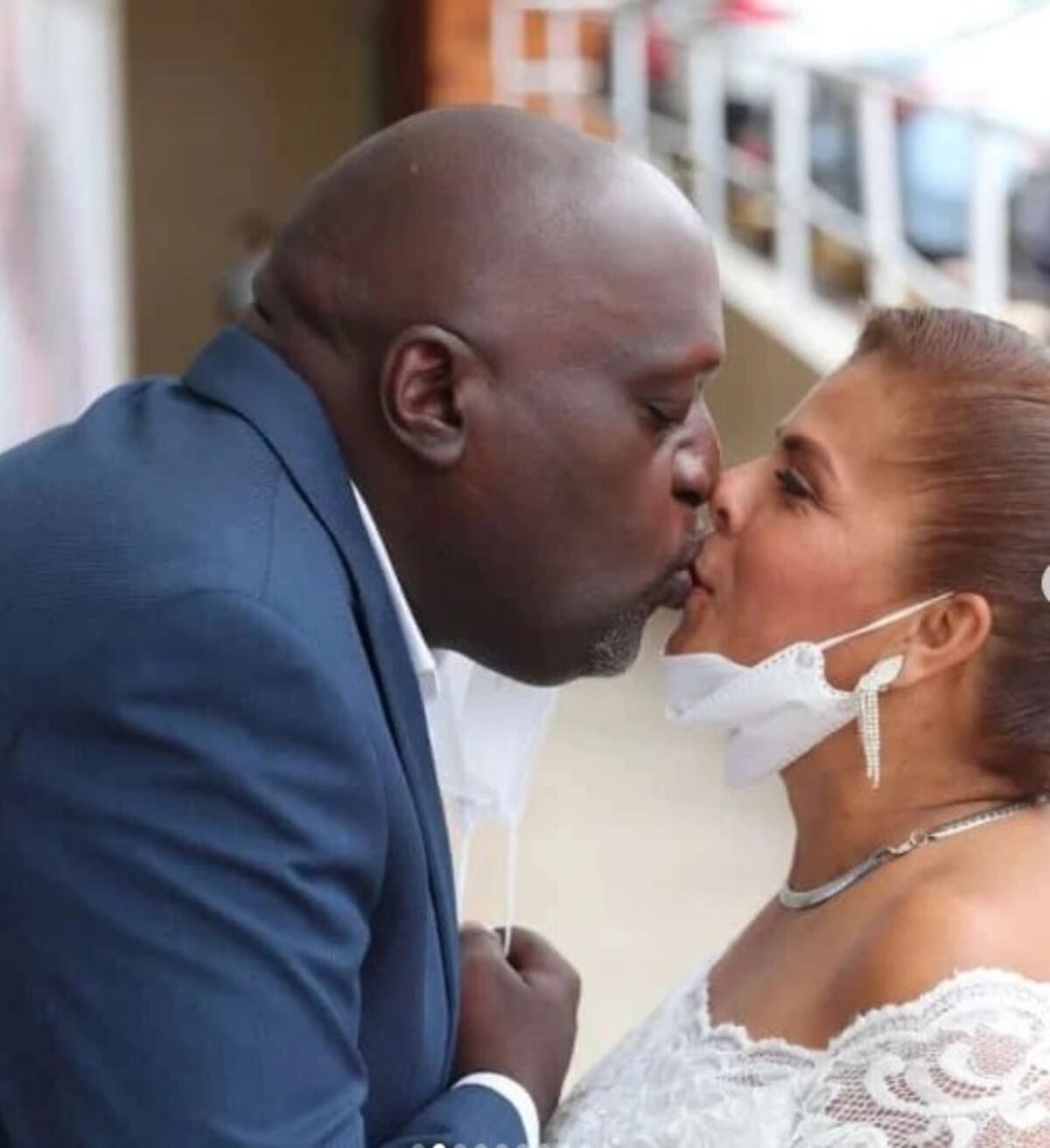 ‘Prometo serte fiel todos los días de mi vida’. Periodista de deportes panameño al que le pidieron la mano, se casa. +Fotos