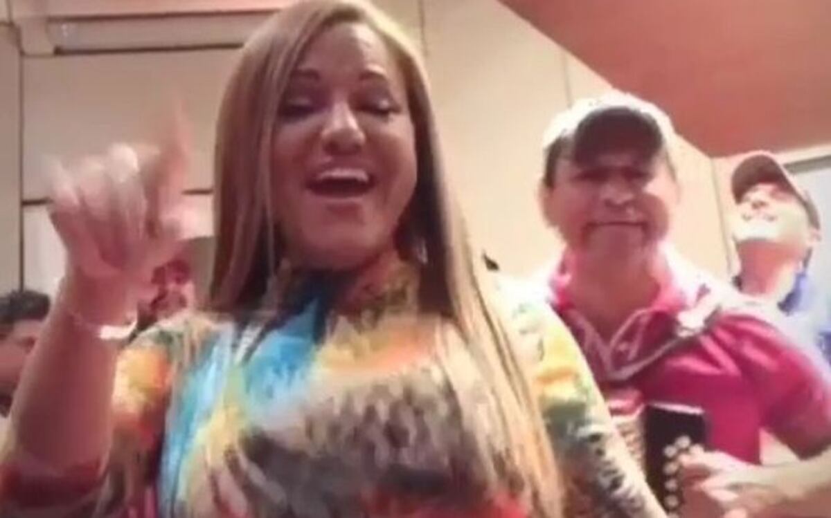 Te pica y te duele. Dedícala.Nuevo tema de Carnaval de Samy y Sandra. Video