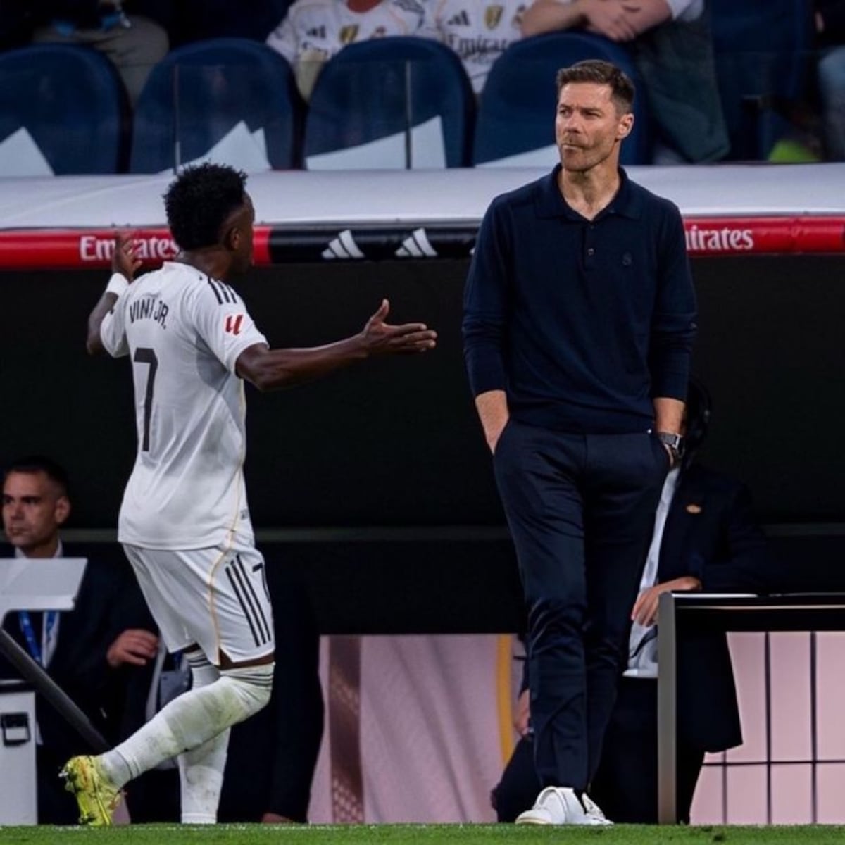 Vinícius y la afición calientan el ambiente alrededor de Xabi Alonso