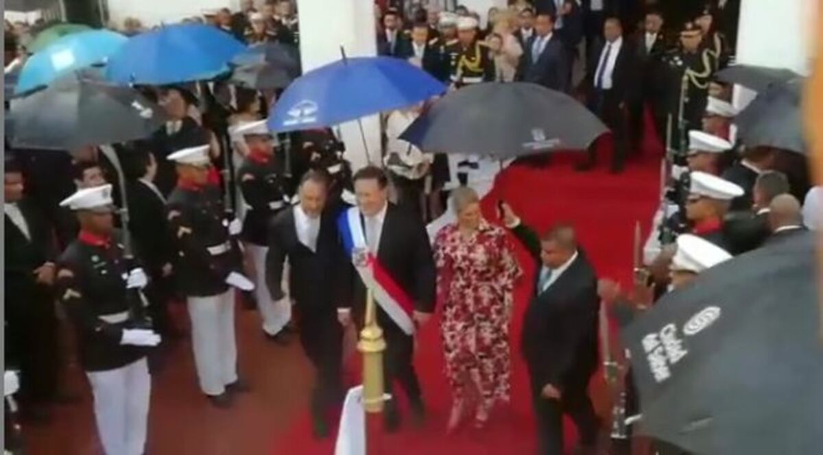 Presidente dice que no es serio quererlo culpar por cierres de programas en TV