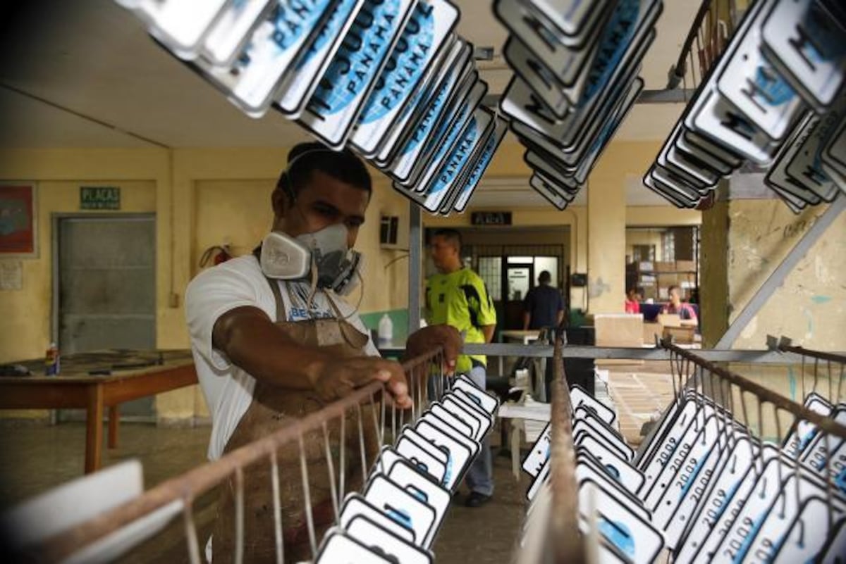 Placas cada cinco años. Laurentino Cortizo  sancionó este martes la Ley 214