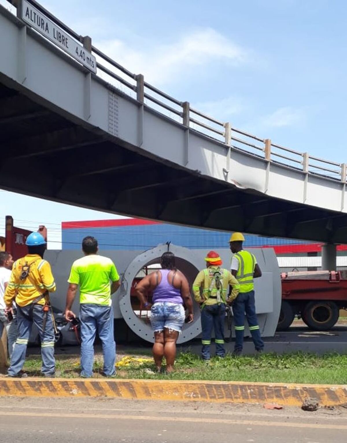 ¡IMPACTANTE! Carga de articulado apachurra auto debajo del puente de San Antonio