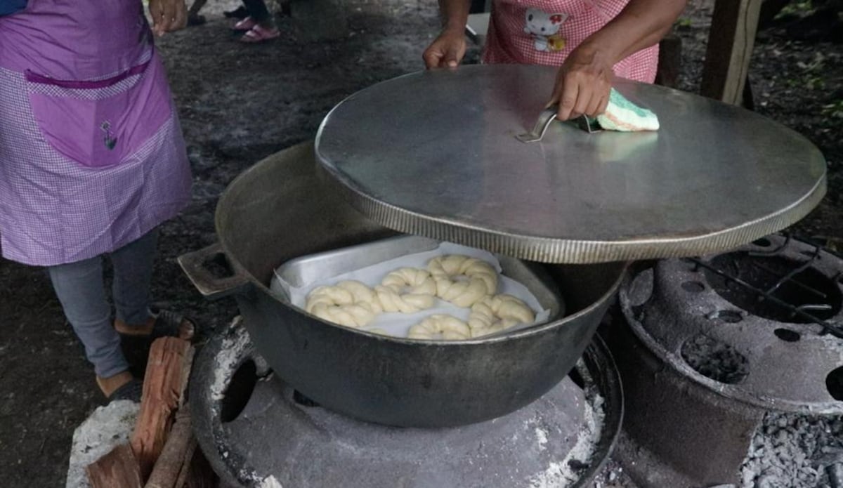 Mujeres hacen pan de olla a la orilla del Lago Alajuela
