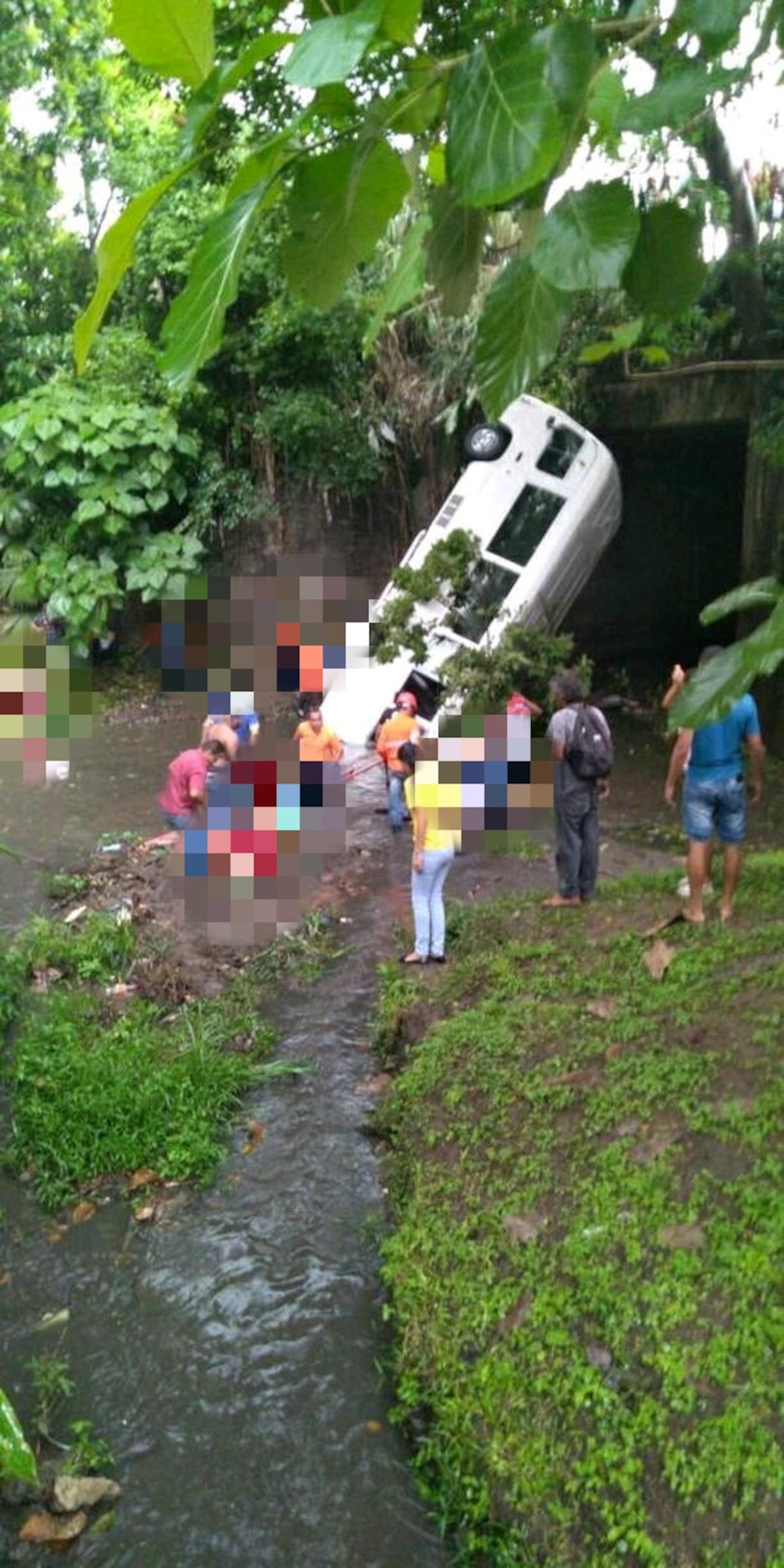 Tragedia. Un bus con pasajeros cae en un río en Las Cumbres. Van más de 10 heridos y 5 muertos. Videos