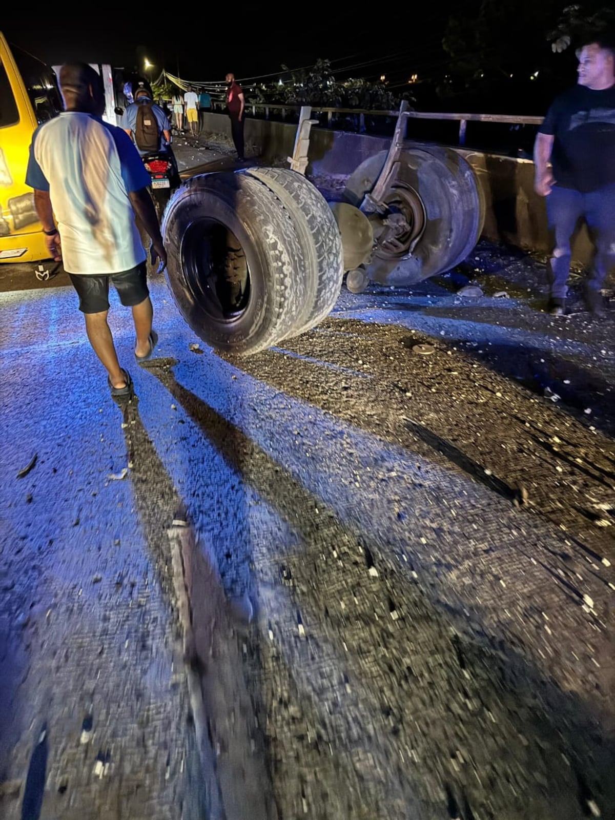 Diablo verde se vuelca sobre el puente del río Pacora, deja un muerto y doce heridos 