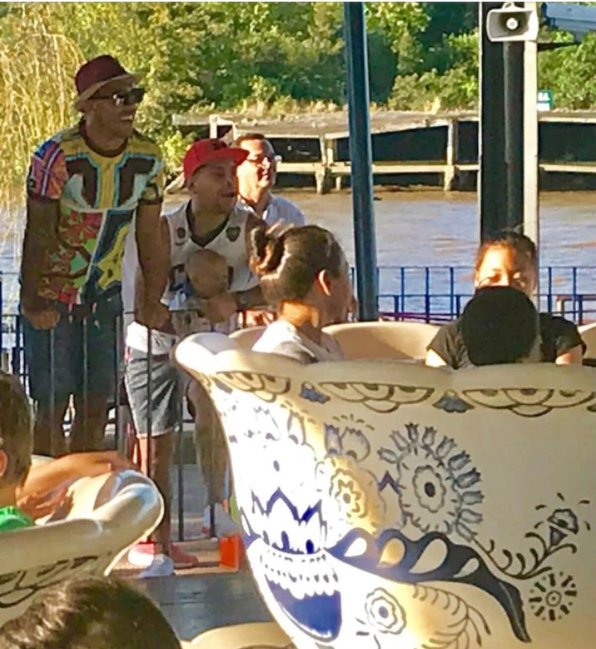 Carlos Tevez cerró un parque de diversiones para celebrar cumple de su hija