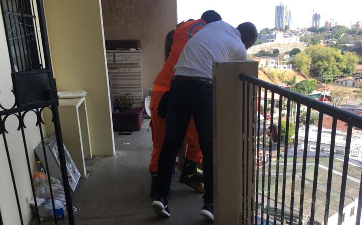 Restacan a mujer que casi se tira en Los Libertadores | Video