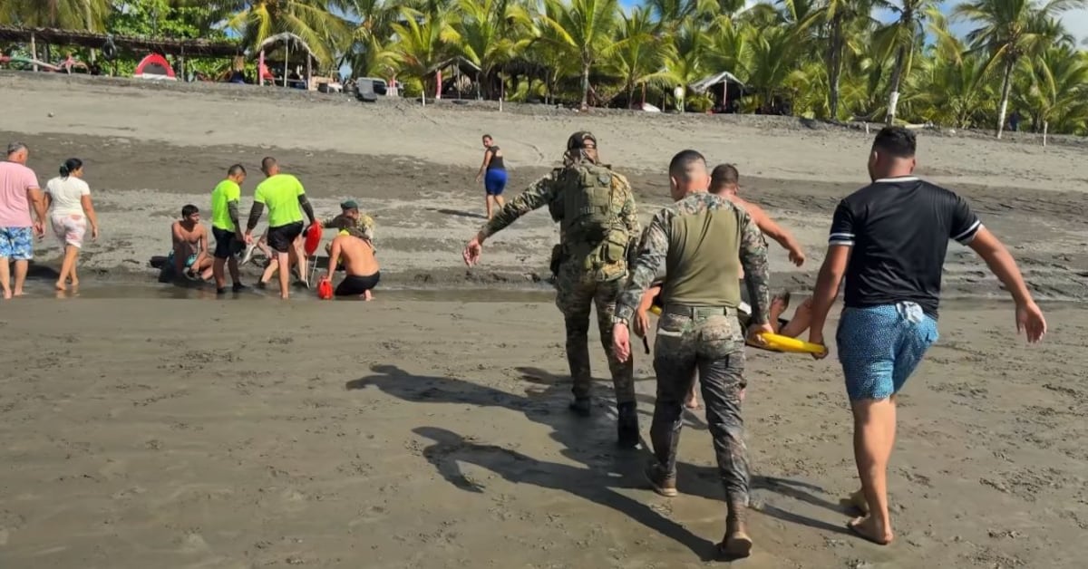 ¡Rescate a tiempo! Senafront salva a dos jóvenes arrastrados en Playa Los Olivos