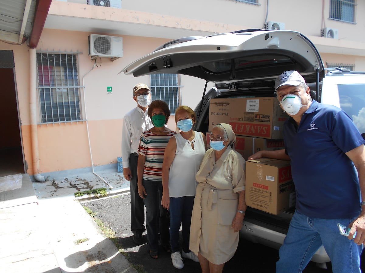 Buena esa. Institutores donan medicinas, aires acondicionados e implementos a niños y ancianos necesitados 