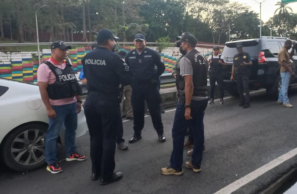 Atacan y le  roban el bolso a pareja de extranjeros en Calidonia. Policía se mete a San Miguel y lo recupera