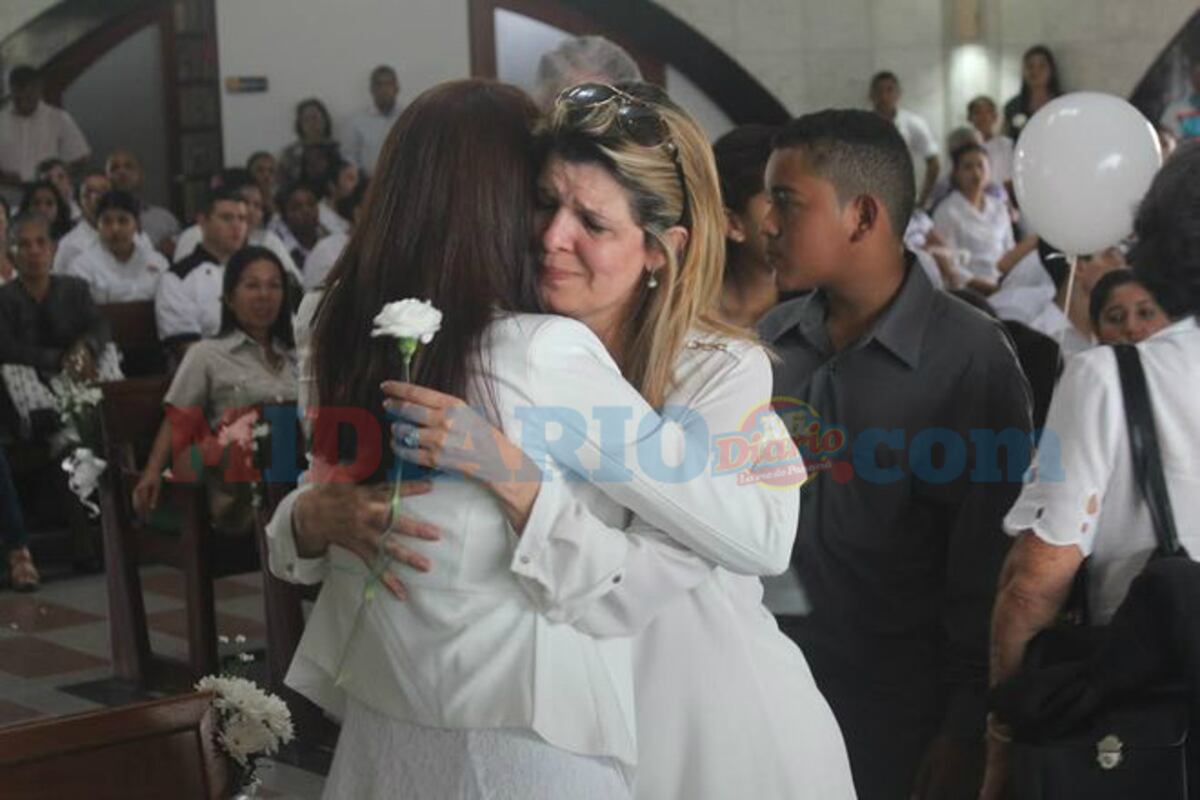 Con manos aferradas a las cenizas de su hijo, dejó escapar su despedida de amor