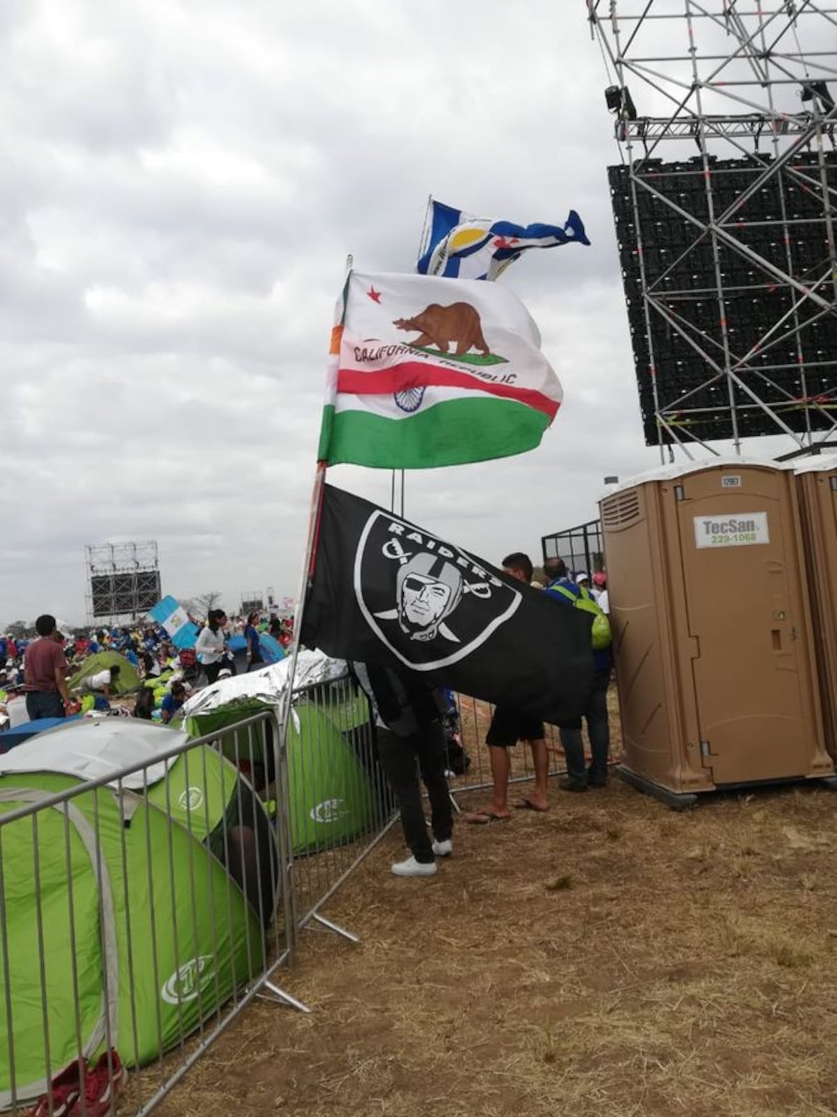 El Metropark se convierte en un Tomorrowland Católico. Videos