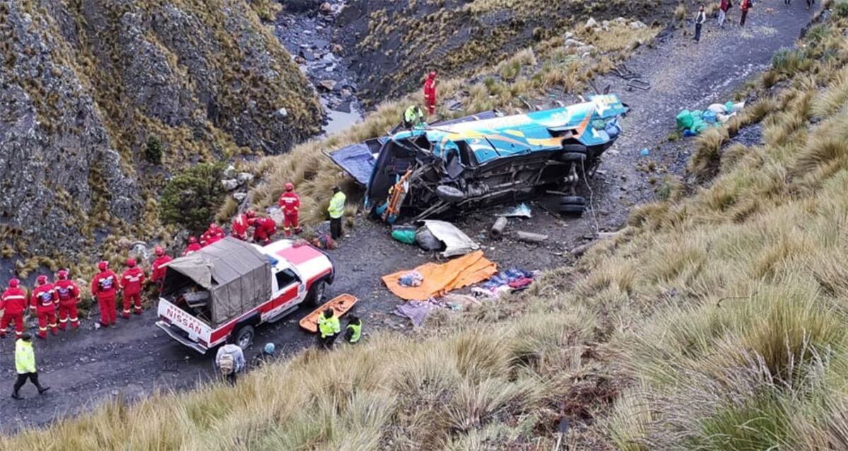 Tragedia. Bus cae al vacío en la madrugada y mueren 14 personas