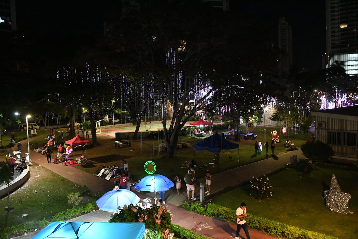 Califican de ‘basura’ el alumbrado navideño en la capital