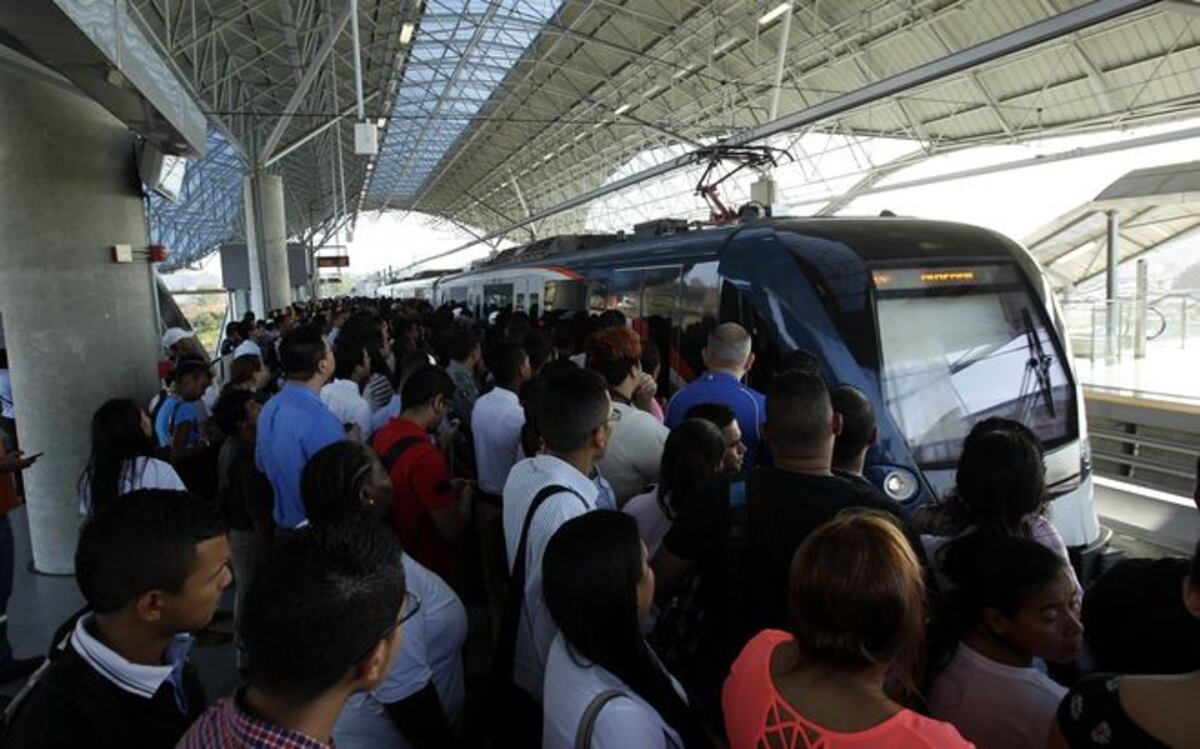 Por fluctuación de energía eléctrica, suspenden servicio en Línea 1 del Metro