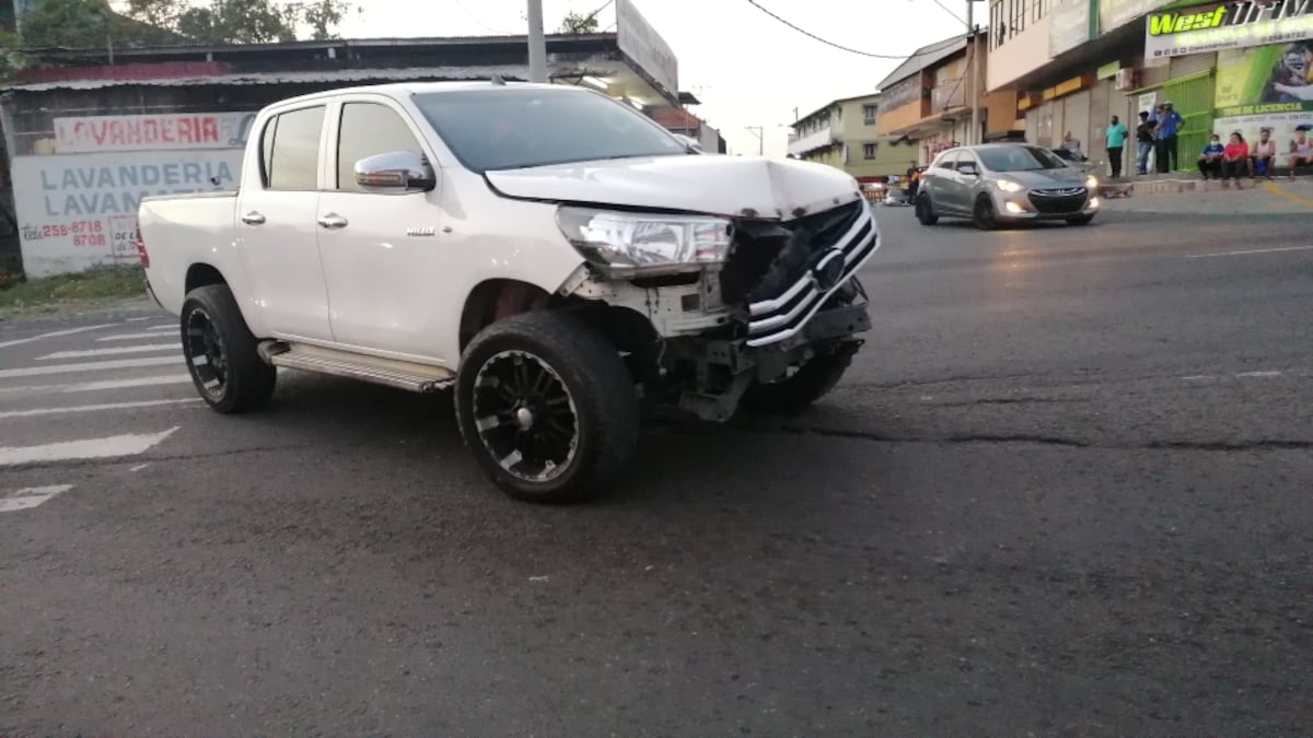 Persecución de película. Hombre se da a la fuga en retén y se atrinchera en su casa