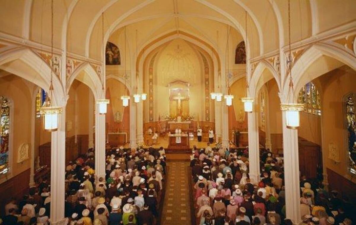 Aunque no lo creas mujer interrumpió a gritos el coro de una iglesia por un auto
