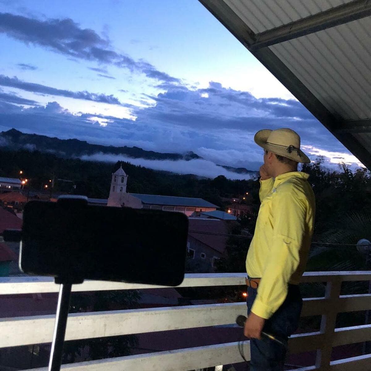 Kendall Royo hijo, ya es presentador de TV. Reemplazó a su papá en ‘De aquí pa’ allá’. Video