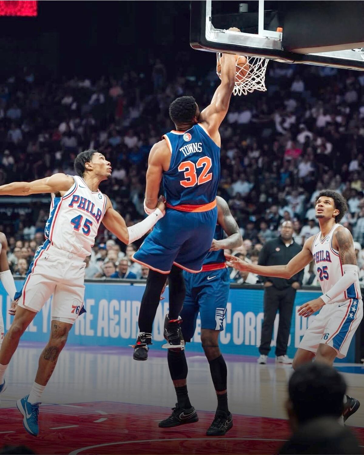 Los Knicks brillan en el Etihad Arena y hunden a los Sixers en el inicio de la NBA internacional