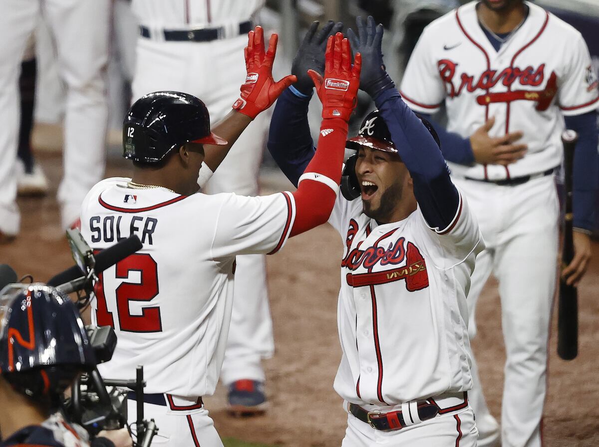 Bravos vencen 3-2 a los Astros y se ponen a una victoria de ganar la Serie Mundial. Video.