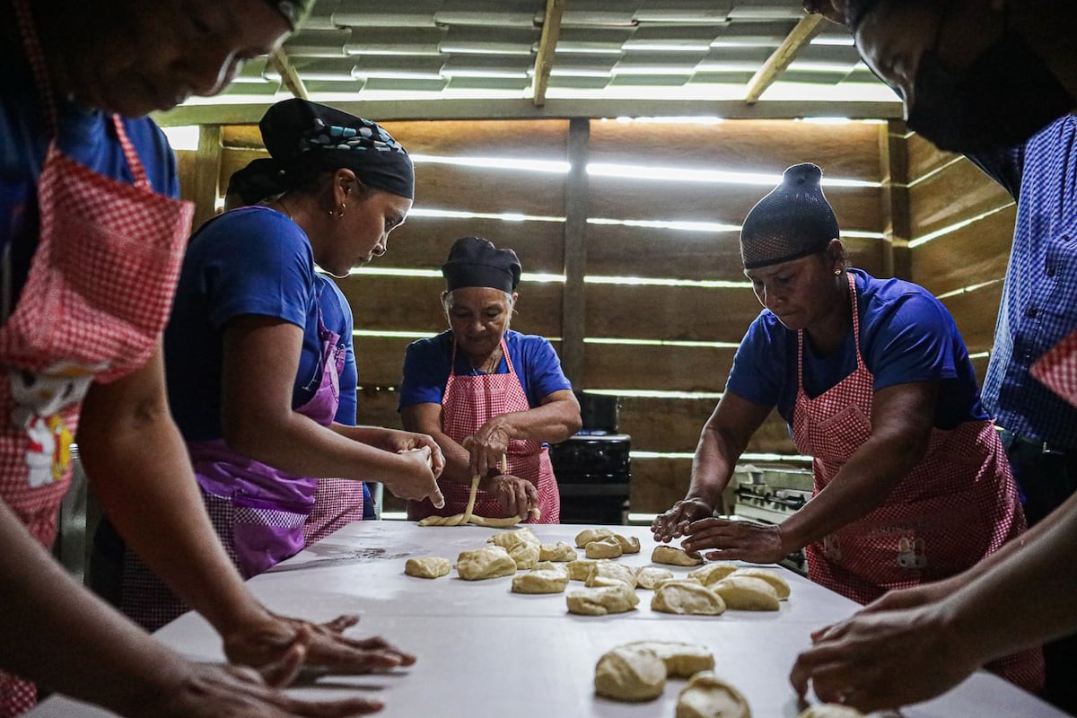 Mujeres hacen pan de olla a la orilla del Lago Alajuela
