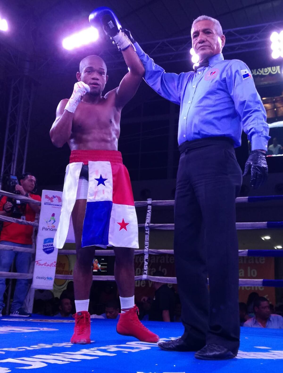 Boxeador es criticado por llevar como pantalón a la bandera panameña