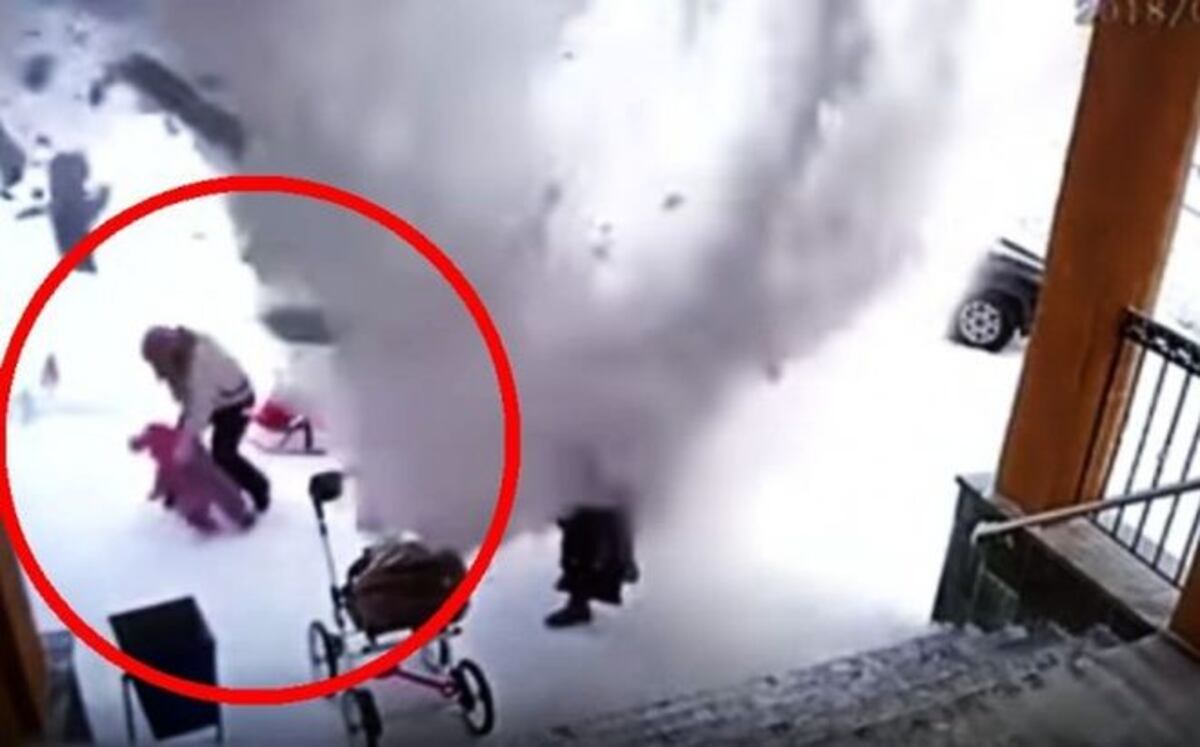 VIDEO| Niña salva a su madre de la caída de una gran masa de nieve