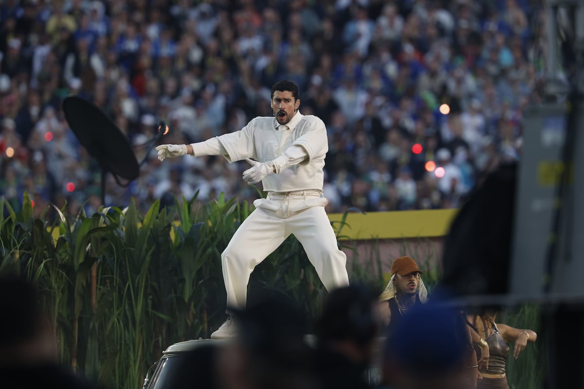 Bad Bunny convierte el medio tiempo del Super Bowl en una fiesta latina