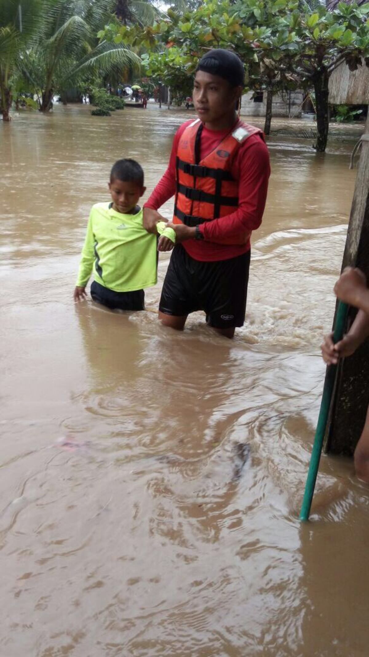 Crecidas de ríos, inundaciones y árboles caídos se registran en Bocas del Toro