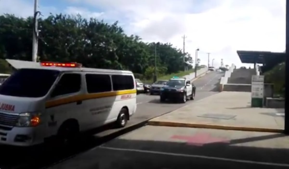 La encuentra con otro. A ella la golpea y a él le da un machetazo en la cabeza