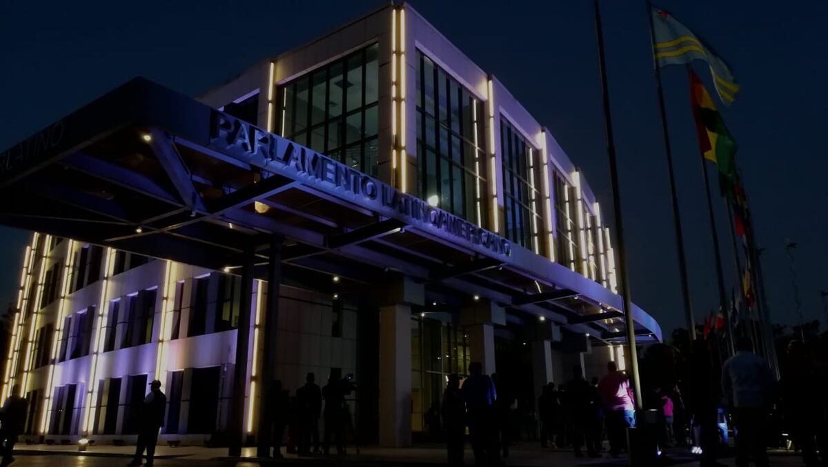 Menos pullas y más promesas en el tercer debate de candidatos presidenciales