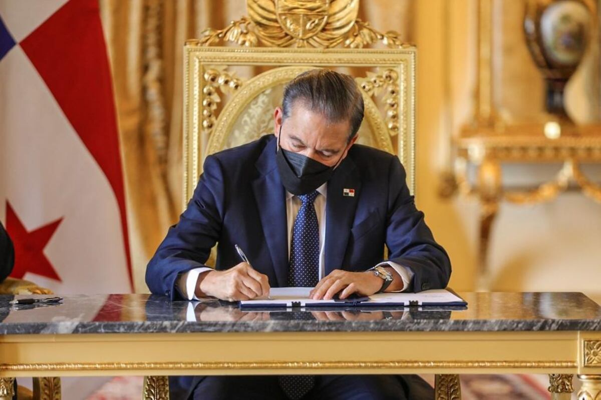 Cortizo sanciona ley que incentiva la movilidad eléctrica