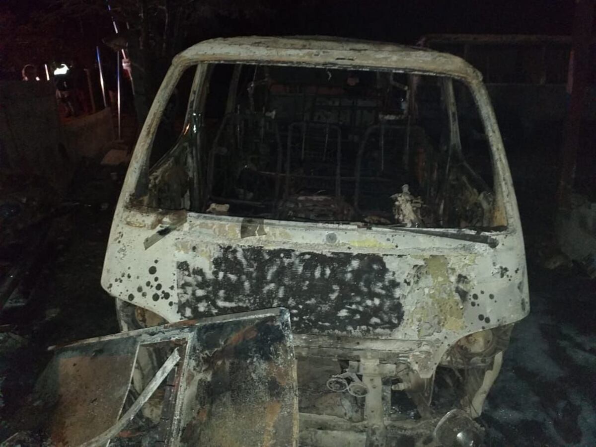 Tres buses colegiales fueron incendiados en la madrugada