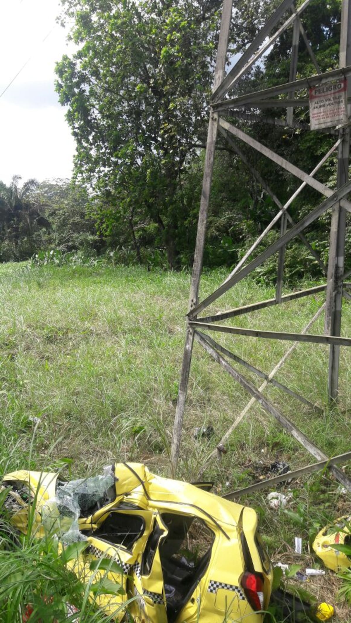 FALLECE MENOR DE 15 AÑOS. Auto en el que viajaban se fue al barranco| FOTOS