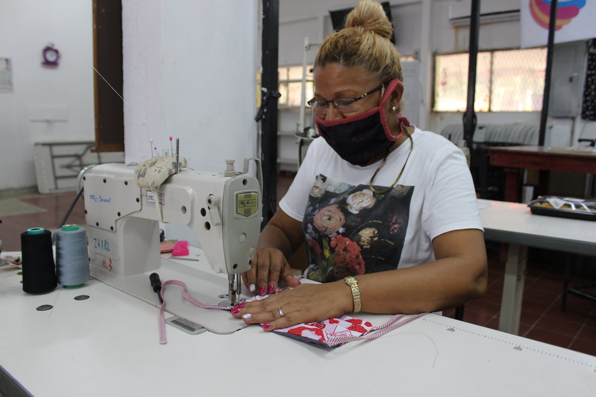 Ellas confeccionan mascarillas y jabón y así se unen a la lucha contra el Covid-19