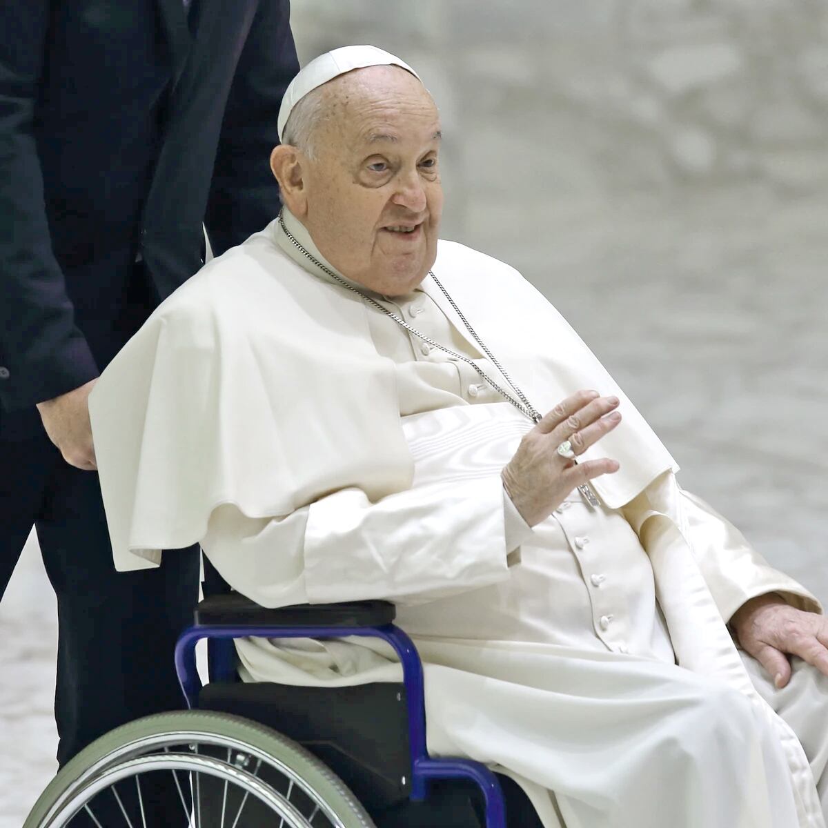 Leve mejoría del Papa Francisco: Retoma su agenda mientras el Vaticano mantiene el pronóstico reservado