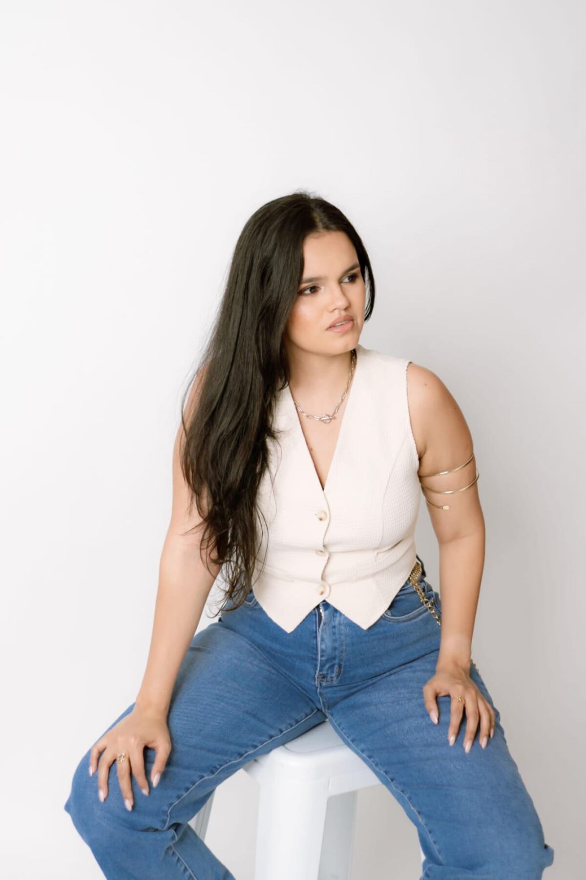 Kerlin Barzas: la veragüense que cambió la bata de laboratorio por el pop latino