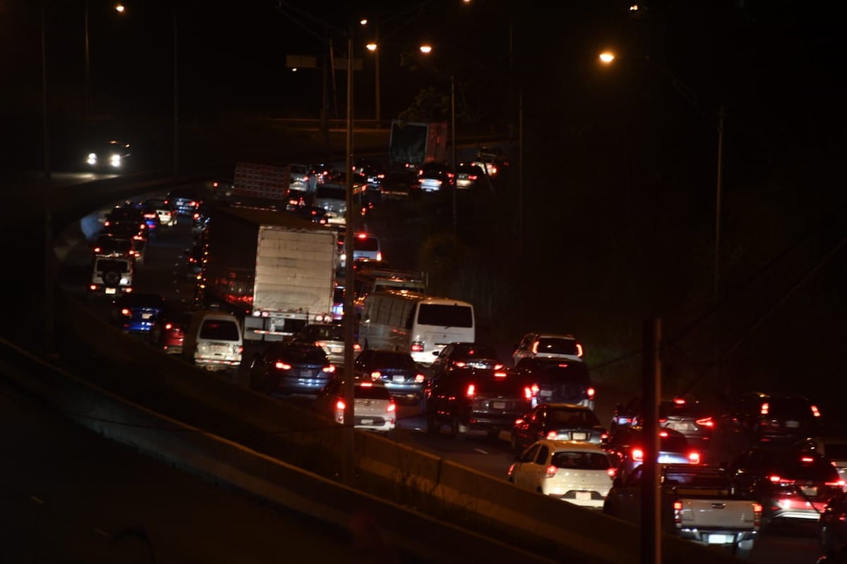 Corre, corre. El toque de queda este viernes agarró a muchos en tranques y esperando transporte. Video