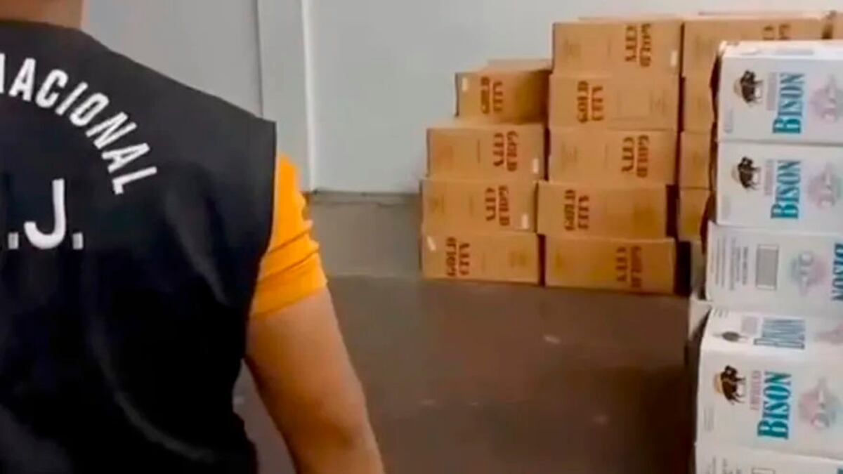 Autoridades combaten contrabando con allanamiento en contenedor de cigarrillos