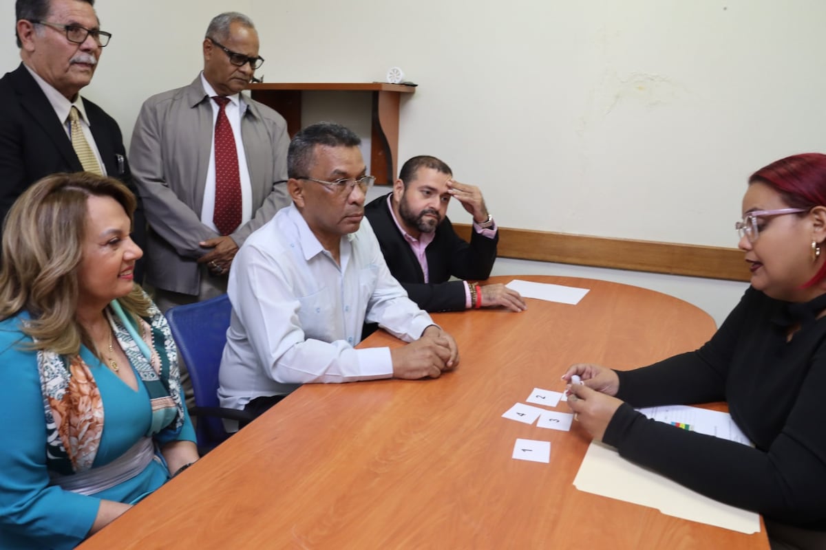 Sorteo define el orden de los seis aspirantes en la papeleta para las elecciones a rector de la UP