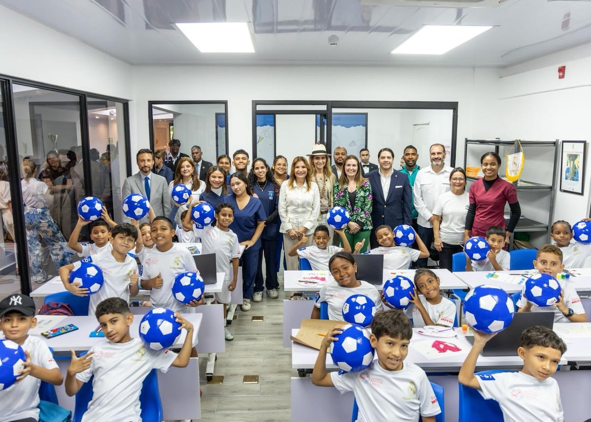 La infanta Elena de Borbón sorprendió con recorrido en el Parque Omar y otros proyectos sociales